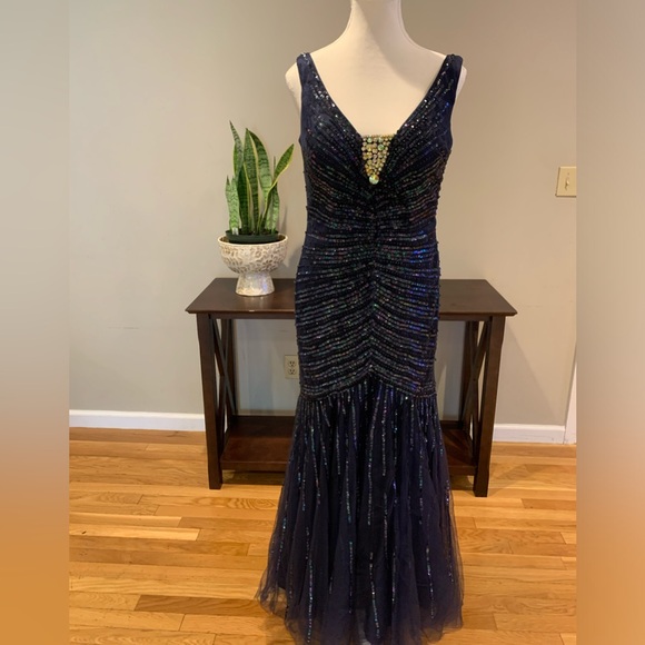 Evening dress with sequins and beading - Picture 1 of 8